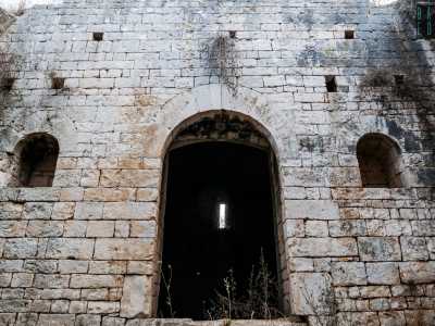 ...sembra una chiesetta con la facciata caratterizzata da blocchi di pietra sovrapposti e monofore a forma di arco a tutto sesto